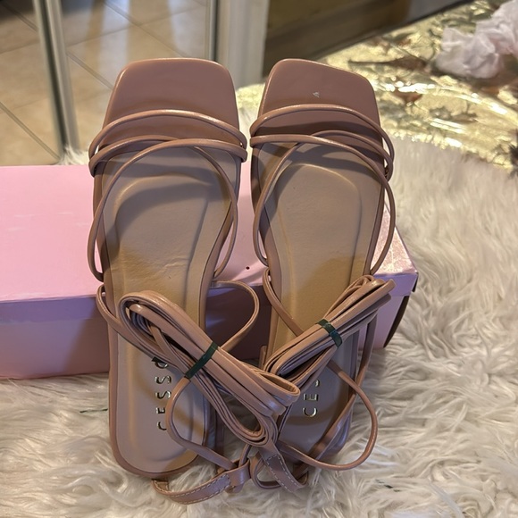 LACE UP SANDAL SIZE 9 NEW NEVER WORN - Picture 2 of 3